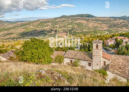 Blick von der Roccione von Pennabilli über die umliegende Hügellandschaft Emilia Romagna, Italien Stockfoto