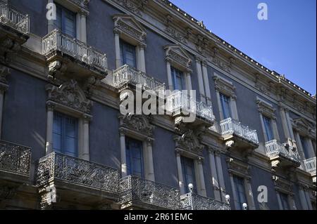 Stadtbild mit malerischem Blick auf alte sizilianische barocke Gebäude im historischen Zentrum von Catania in Sizilien, Italien. Stockfoto