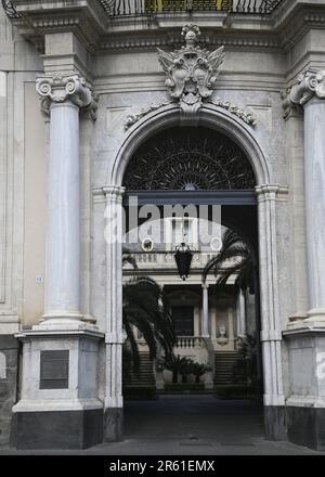 Stadtbild mit malerischem Blick auf alte sizilianische barocke Gebäude im historischen Zentrum von Catania in Sizilien, Italien. Stockfoto