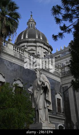 San Leo III. Im Vordergrund der normannischen, barocken und neoklassischen Cattedrale di Sant'Agata ein religiöses Monument von Catania in Sizilien, Italien. Stockfoto