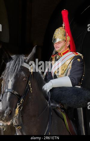 Weibliches Mitglied des Household Cavalry Mounted Regiment, das als King's Life Guard bezeichnet wird, bei Horse Guards (alter Eingang zum Buckingham Palace). Stockfoto