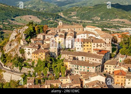 Blick über das Bergdorf Pennabilli in der Region Emilia-Romagna, Italien Stockfoto