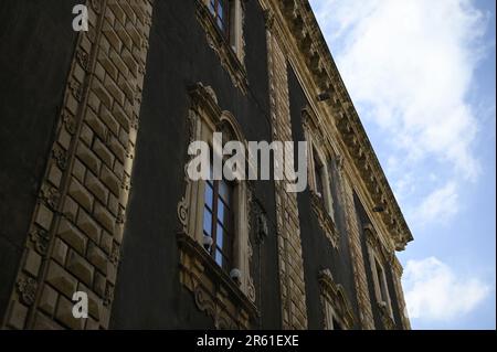 Stadtbild mit malerischem Blick auf das alte sizilianische Barockgebäude im historischen Zentrum von Catania in Sizilien, Italien. Stockfoto