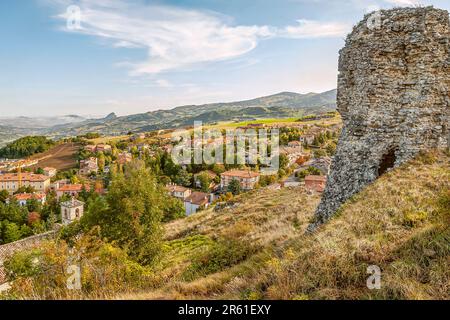 Blick über das Bergdorf Pennabilli in der Region Emilia-Romagna, Italien Stockfoto