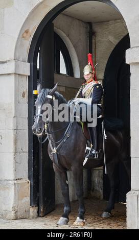 Weibliches Mitglied des Household Cavalry Mounted Regiment, das als King's Life Guard bezeichnet wird, bei Horse Guards (alter Eingang zum Buckingham Palace). Stockfoto
