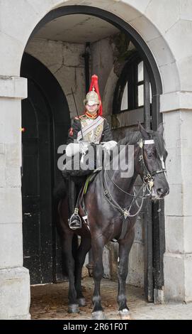 Weibliches Mitglied des Household Cavalry Mounted Regiment, das als King's Life Guard bezeichnet wird, bei Horse Guards (alter Eingang zum Buckingham Palace). Stockfoto