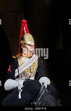 Weibliches Mitglied des Household Cavalry Mounted Regiment, das als King's Life Guard bezeichnet wird, bei Horse Guards (alter Eingang zum Buckingham Palace). Stockfoto