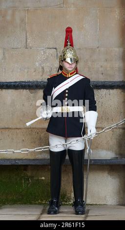 Weibliches Mitglied des Household Cavalry Mounted Regiment, das als King's Life Guard bezeichnet wird, bei Horse Guards (alter Eingang zum Buckingham Palace). Stockfoto