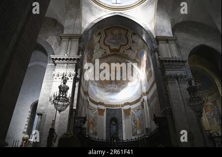 Malerische Innenansicht der Apse und der Presbyterie im barocken Stil der Cattedrale di Sant'Agata in Catania, Sizilien, Italien. Stockfoto