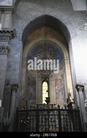 Malerische Innenansicht der Apse und der Presbyterie im barocken Stil der Cattedrale di Sant'Agata in Catania, Sizilien, Italien. Stockfoto