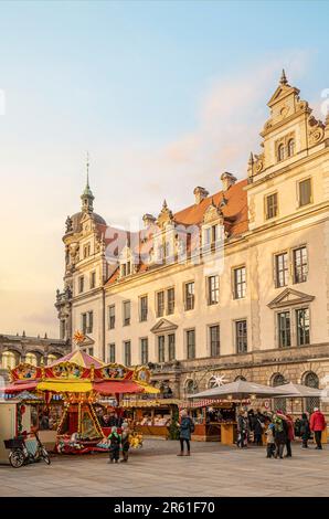 Weihnachtsmarkt vor dem Dresdner Schloss (Schlossstraße), Sachsen, Deutschland Stockfoto