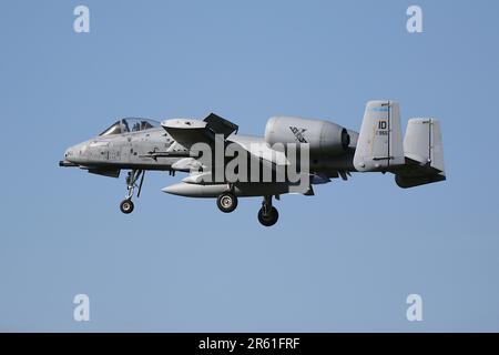 81-0955, ein Fairchild Republic A-10C Thunderbolt II (oder Warthog), betrieben vom 190. Kampfgeschwader „Skull Bangers“ vom 125. Kampfflügel der Idaho Air National Guard, United States Air Force, Ankunft am Prestwick International Airport in Ayrshire. Das Flugzeug war eines von sechs A-10Cs-Routen durch Prestwick, um an der Übung Air Defender 2023 in Deutschland teilzunehmen. Stockfoto