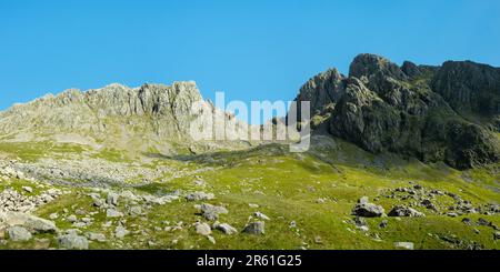 Scafell Pike, Left, Mickledore, Centre, Scafell (SCA Fell), Richtig, von der Hollow Stones Route. Southern Fells, Lake District, England, Großbritannien Stockfoto