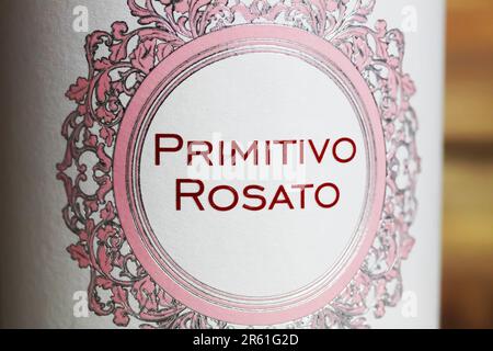 Viersen, Deutschland - Mai 9. 2023 Uhr: Nahaufnahme von Passo Lungo primitivo rosato etikett für italienische Rosenweinflasche aus apulien Stockfoto