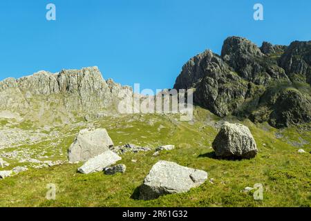 Scafell Pike, Left, Mickledore, Centre, Scafell (SCA Fell), Richtig, von der Hollow Stones Route. Southern Fells, Lake District, England, Großbritannien Stockfoto