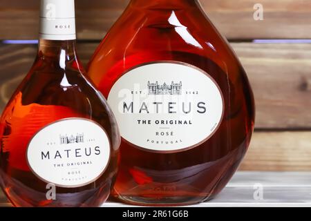 Viersen, Deutschland - Mai 9. 2023 Uhr: Nahaufnahme von zwei Flaschen Mateus portugiesischer Rosenwein Stockfoto