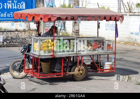 SAMUT PRAKAN, THAILAND, JANUAR 29 2023, Ein mobiler Stand auf der Straße, der frisches, gekühltes Obst bietet Stockfoto