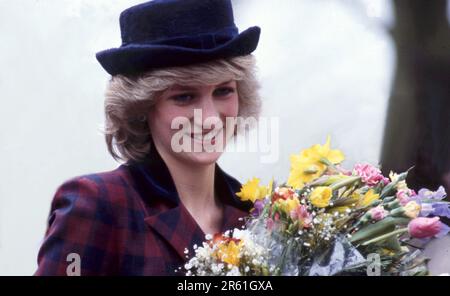 Diana, Prinzessin von Wales, trägt einen blauen und dunkelroten Scheck und einen kurzen Hut in Northampton, 29. März 1985, während sie die Cynthia Spencer Hospice Tageseinheit eröffnete. Foto vom Henshaw-Archiv Stockfoto