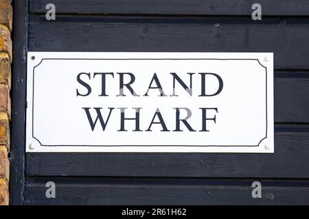 Ein Schild an der Fassade von Strand Wharf, in der Gegend von Old Leigh-on-Sea in Essex, Großbritannien. Stockfoto