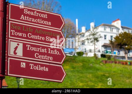 Wegweiser mit Wegbeschreibungen zu lokalen Touristenattraktionen in der Stadt Southend-on-Sea in Essex, Großbritannien. Stockfoto