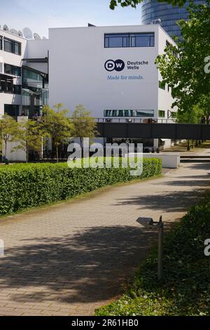 Außenansicht des Hauptsitzes der Deutschen Welle in Bonn an einem sonnigen Tag Stockfoto