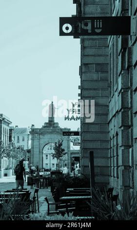 Duotone-blaues Bild des Melville-Gebäudes am Royal William Yard in Stonehouse Plymouth. Mit Blick auf das Eingangstor des Royal William Y Stockfoto