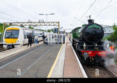 Dampflokomotive LNER B1 Klasse 61306 Mayflower mit einem Ausflug zu Steam Dreams an der Leigh on Sea Station zusammen mit der aktuellen elektrischen c2c-V-Mehrfacheinheit Stockfoto