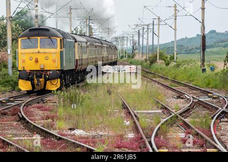 BR Diesel Klasse 47 Nummer 47614 unterstützt die Dampflokomotive LNER B1 Klasse 61306 Mayflower zieht einen Dampf-Träume-Ausflug und verlässt Leigh auf dem Meer Stockfoto