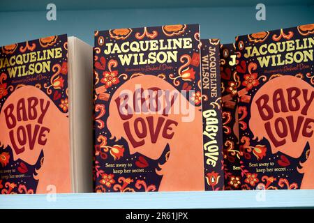 Jacqueline Wilson Kinderbuch „Baby Love“ Bücher auf einem Bücherregal im Buchladen des Hay Festival 2023 Hay on Wye Wales UK KATHY DEWITT Stockfoto