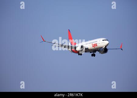 Lynx Air Boeing 737-Max, C-GUU, Landung auf Toronto Pearson Airport Runway 24R Stockfoto