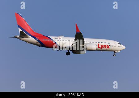 Lynx Air Boeing 737-Max, C-GUU, Landung auf Toronto Pearson Airport Runway 24R Stockfoto