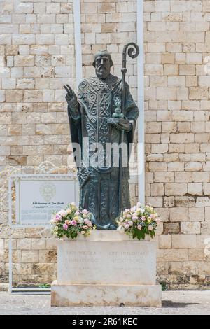 San Nicola, Bronzestatue des Heiligen Nikolaus neben der päpstlichen Basilika oder der Kirche des Heiligen Nikolaus in der Altstadt von Bari, Apulien, vertikal Stockfoto