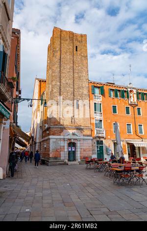 Venedig, Italien - 2. April 2022: Campo Santa Margherita ist ein Platz in der Stadt Dorsoduro in Venedig, Venetien, Italien. Stockfoto
