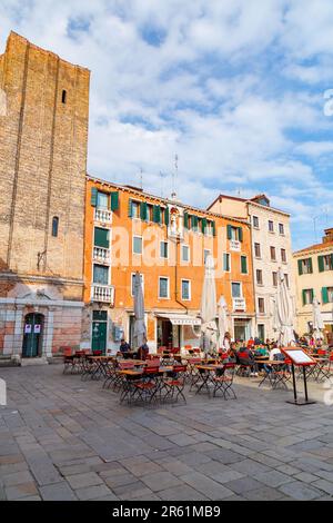 Venedig, Italien - 2. April 2022: Campo Santa Margherita ist ein Platz in der Stadt Dorsoduro in Venedig, Venetien, Italien. Stockfoto