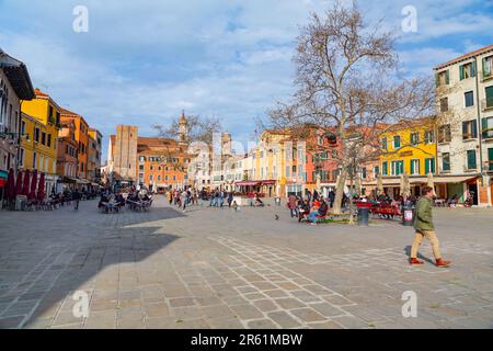 Venedig, Italien - 2. April 2022: Campo Santa Margherita ist ein Platz in der Stadt Dorsoduro in Venedig, Venetien, Italien. Stockfoto