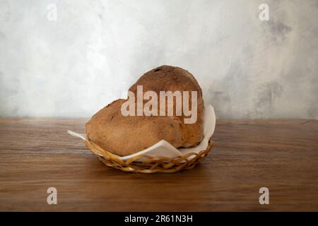 Pane di Altamura ist eine Art von italienischem, natürlich belüftetem Brot, das aus geschliffenem Hartweizengrieß aus Altamura, Italien, hergestellt wird Stockfoto