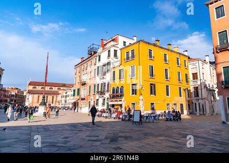 Venedig, Italien - 2. April 2022: Campo Santo Stefano ist ein Stadtplatz in der Nähe der Ponte dell'Accademia, im Sestiere von San Marco, Venedig, Italien. Stockfoto
