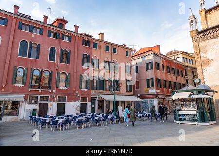 Venedig, Italien - 2. April 2022: Campo Santo Stefano ist ein Stadtplatz in der Nähe der Ponte dell'Accademia, im Sestiere von San Marco, Venedig, Italien. Stockfoto