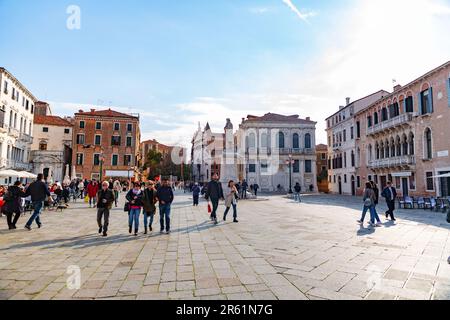 Venedig, Italien - 2. April 2022: Campo Santo Stefano ist ein Stadtplatz in der Nähe der Ponte dell'Accademia, im Sestiere von San Marco, Venedig, Italien. Stockfoto