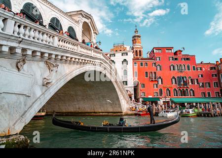 Venedig, Italien - 2. April 2022: Die berühmte Rialtobrücke über den Canale Grande in Venedig, Venetien, Italien. Stockfoto