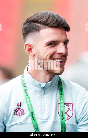 Prag, Tschechische Republik. 06. Juni 2023. Declan Rice of West Ham United während der Inspektion des Spielfelds im Vorfeld des Endspiels der UEFA Conference League zwischen ACF Fiorentina und West Ham United in der Eden Arena, Prag, Tschechische Republik am 6. Juni 2023. Kredit: Giuseppe Maffia/Alamy Live News Stockfoto