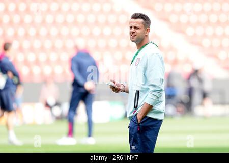 Prag, Tschechische Republik. 06. Juni 2023. Lukasz Fabianski von West Ham United während der Inspektion des Spielfelds vor dem Finalspiel der UEFA Conference League zwischen ACF Fiorentina und West Ham United in der Eden Arena, Prag, Tschechische Republik am 6. Juni 2023. Kredit: Giuseppe Maffia/Alamy Live News Stockfoto