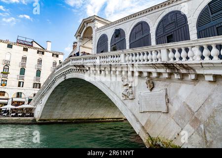 Venedig, Italien - 3. April 2022: Die Rialtobrücke Ponte di Rialto ist die älteste der vier Brücken über den Canale Grande in Venedig, Italien. Stockfoto