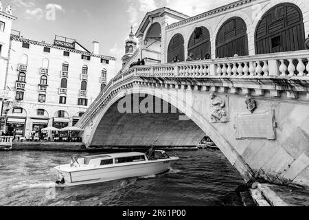 Venedig, Italien - 3. April 2022: Die Rialtobrücke Ponte di Rialto ist die älteste der vier Brücken über den Canale Grande in Venedig, Italien. Stockfoto