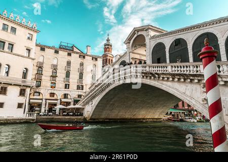 Venedig, Italien - 3. April 2022: Die Rialtobrücke Ponte di Rialto ist die älteste der vier Brücken über den Canale Grande in Venedig, Italien. Stockfoto
