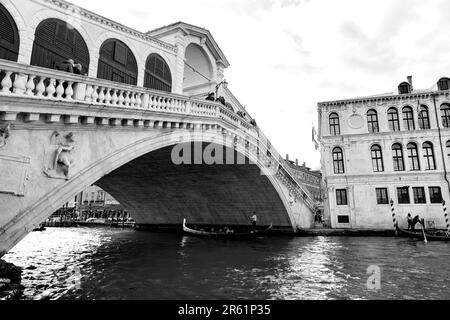 Venedig, Italien - 2. April 2022: Die berühmte Rialtobrücke über den Canale Grande in Venedig, Venetien, Italien. Stockfoto