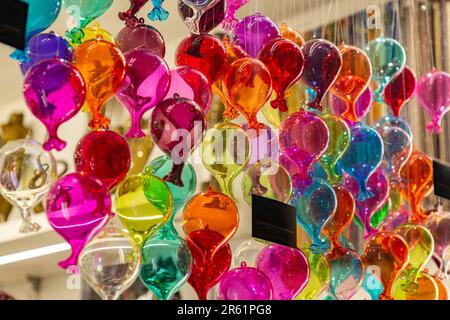 Venedig, Italien - 3. April 2022: Handgefertigte Figuren aus Glasballon in einem Schaufenster in Venedig, Italien. Stockfoto