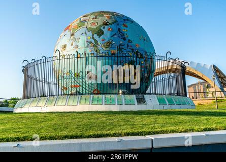 Der Eco-Earth Globe im Riverfront Park in Salem, Oregon. Stockfoto