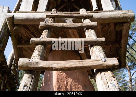 Holzleiter eines Kinderspielhauses auf dem Spielplatz Stockfoto