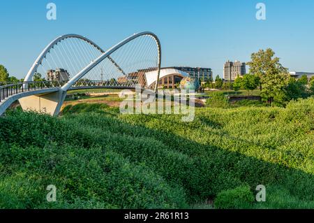 Blick auf die Minto Island Bridge und den Eco-Earth Globe im Riverfront Park in Salem, Oregon. Stockfoto